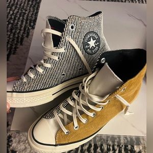 UNISEX converse 9.5 women’s / 7.5 men’s